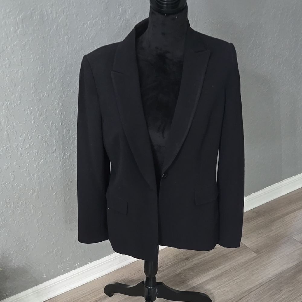 Black Sport Coat with Notched Lapel and Structured Silhouette